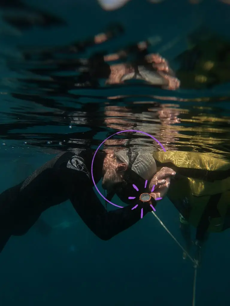 Apnéiste sous la surface de l'eau s'apprêtant à plonger. Pour les sportifs, la préparation mentale a autant d'importance que la préparation physique. Prefera accompagne vos collaborateurs dans leur préparation pour gagner en performance, comme les plus grands champions.