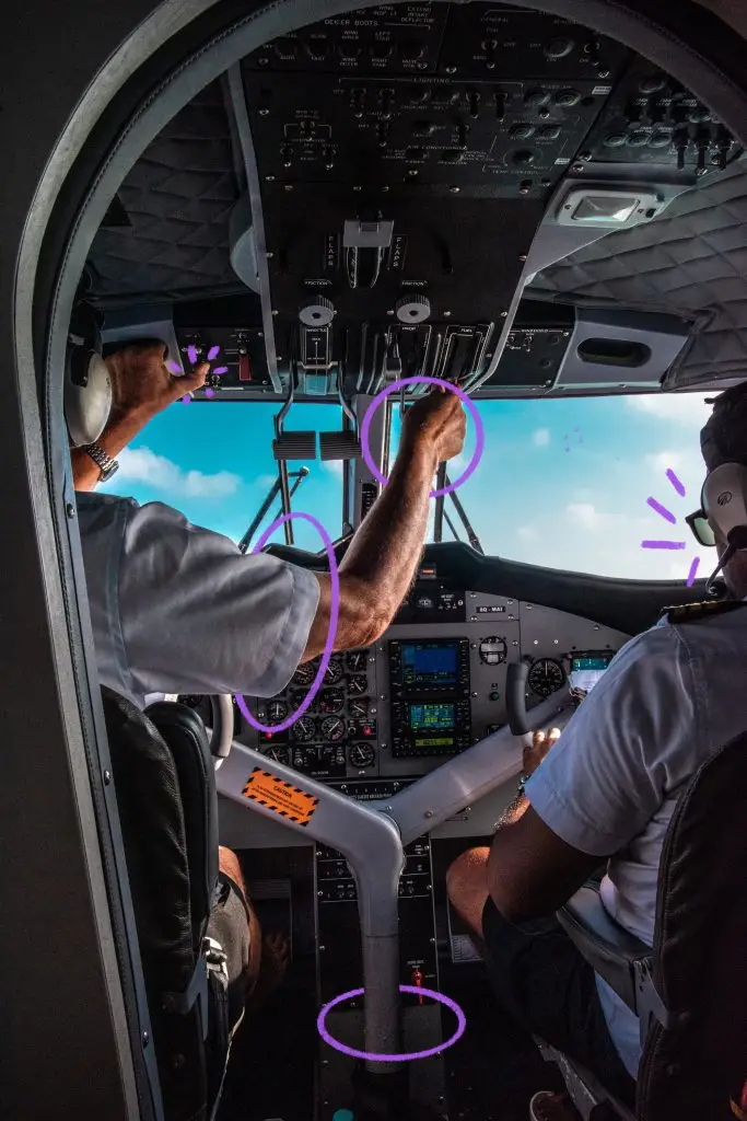 Photo d'un cockpit d'avion où l'on voit le pilote et le copilote aux commandes de l'avion. Comme le pilote d'un avion, gardez le cap de vos objectifs et optimisez votre performance commerciale et managériale grâce à un mental d'acier.
