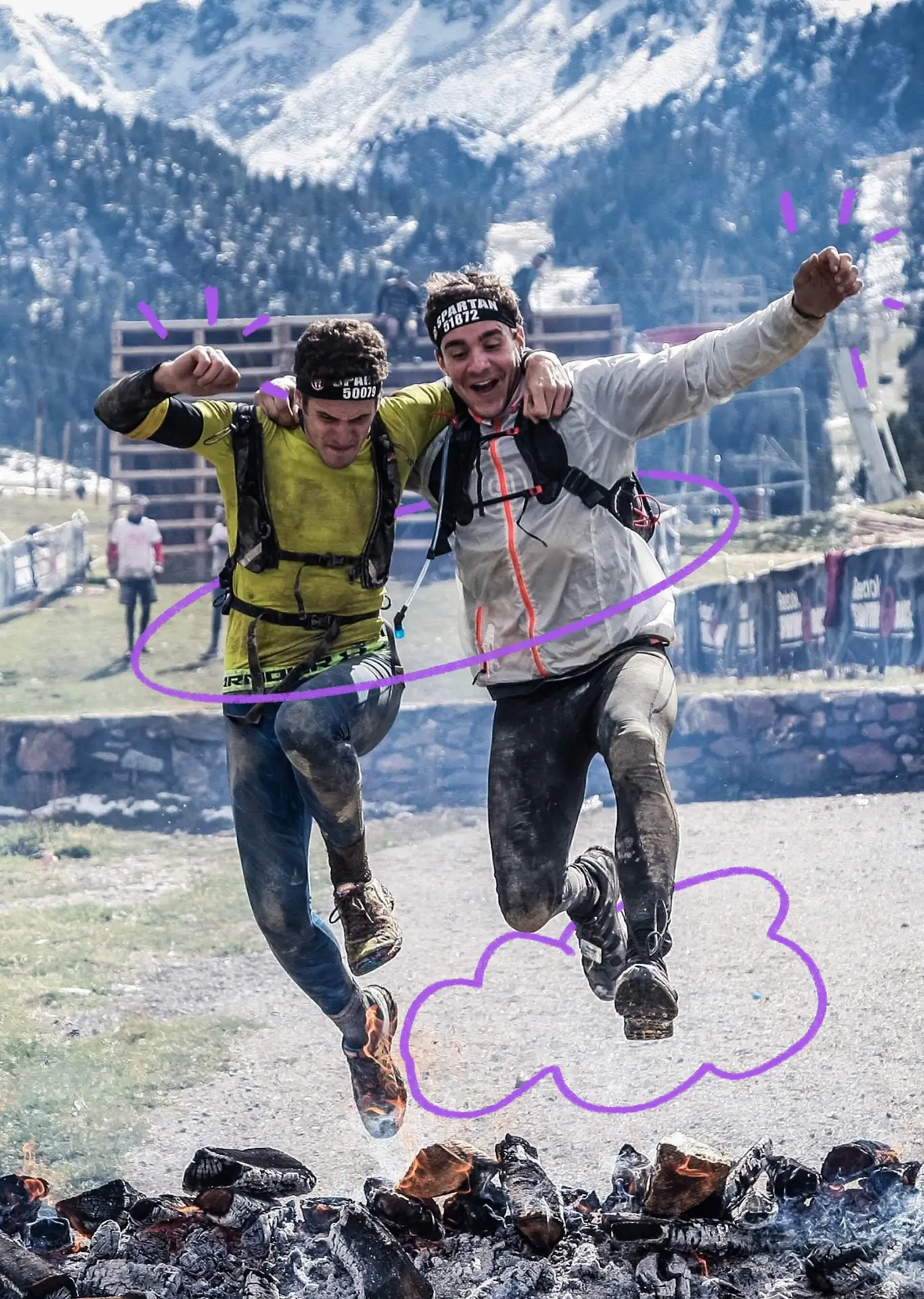 Deux coureurs de trek, couverts de boue, passent la ligne d'arrivée bras dessus, bras dessous. A l'image des coureurs de trek qui se préparent en amont d'une course, Prefera vous apprend à adopter une vision et une posture optimistes afin de transformer les difficultés en opportunités.