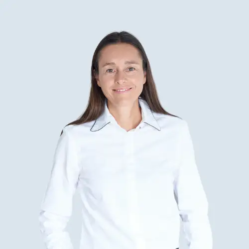 Portrait d'Ingrid Petitjean, de face, vêtue d'une chemise blanche.